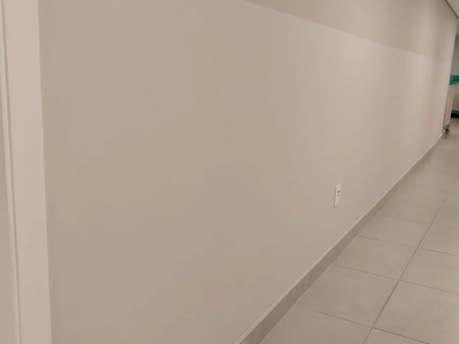 Revestimento para parede para proteção de parede em ambiente comercial