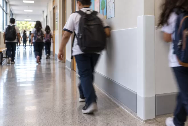 Corredor de escola com proteção de parede