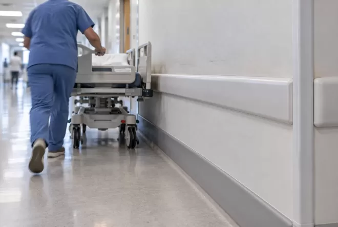 Corredor de ambiente hospitalar com proteção de parede